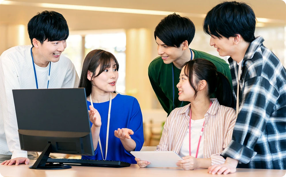 若手メンバー5名が和気あいあいと話し合っている様子