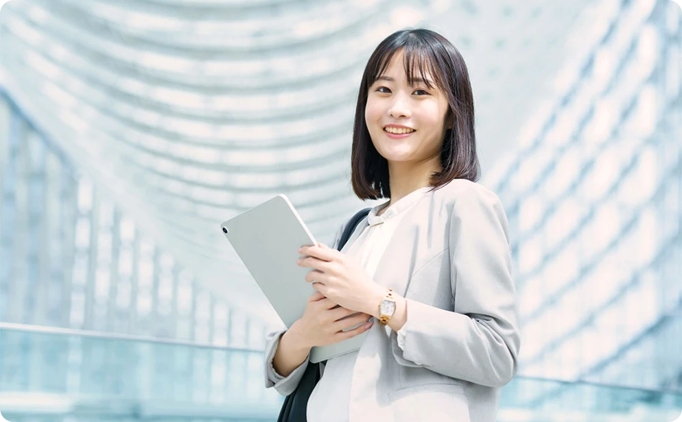 都会に降り立つ新社会人のイメージ